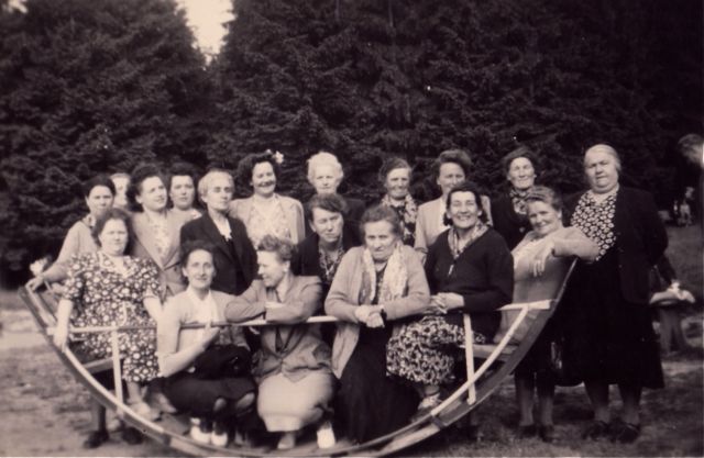 De vrouwenmandjesfoto, een schepping van mevrouw Derbrouille (rechts). Die er wijselijk niet bij ging in zitten.